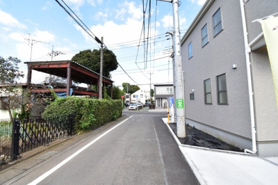 【前面道路含む現地写真】 | 日野市日野　新築分譲住宅 | エントランス前面は車通りも少なく、お子様の通学も安心です。