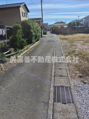 ５７６２３　岐阜市向加野土地の前面道路含む現地写真
