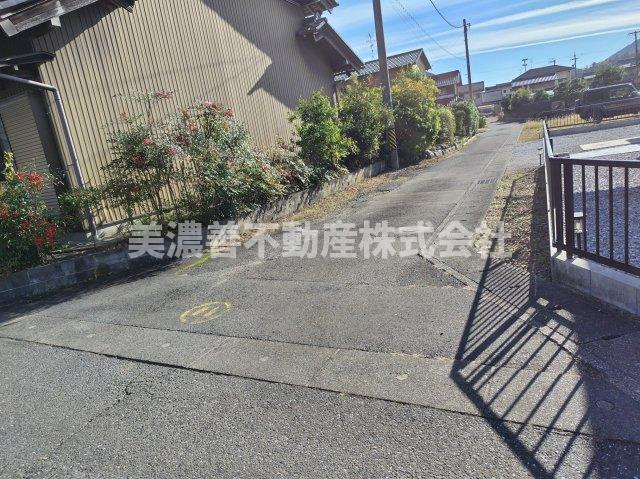 ５７６２３　岐阜市向加野土地の前面道路含む現地写真