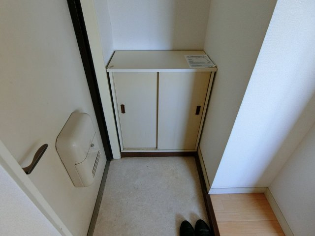 ローズシャトル1号館の玄関