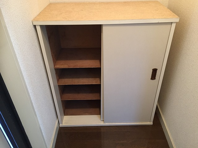 ローズシャトル1号館の玄関