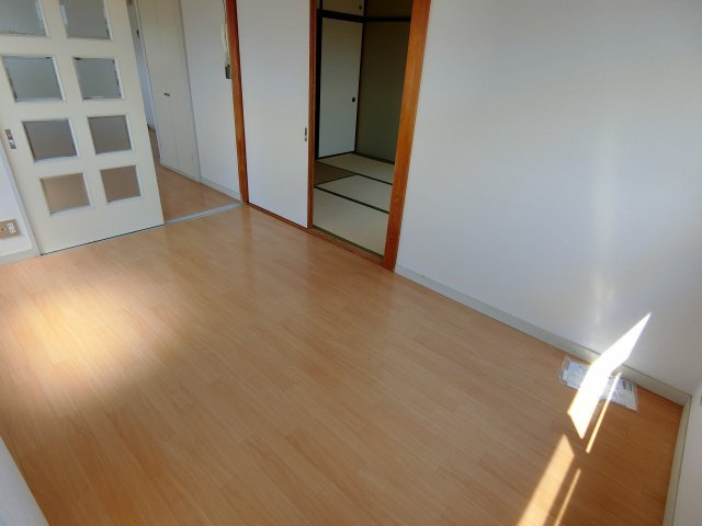 ローズシャトル1号館の居間・リビング