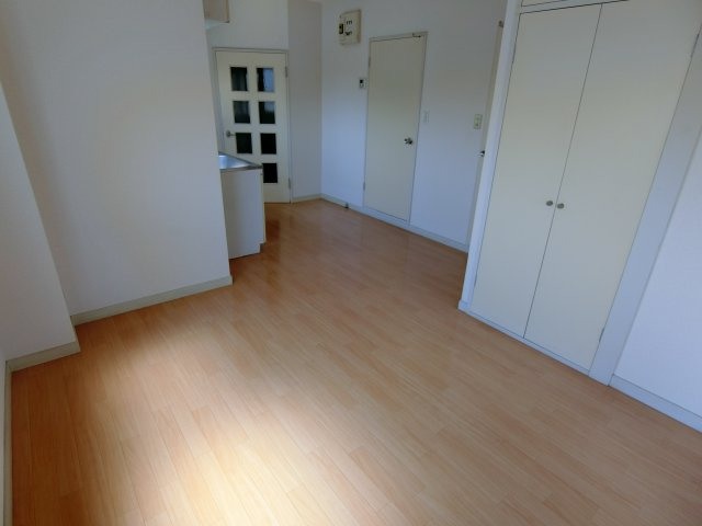 ローズシャトル1号館の居間・リビング