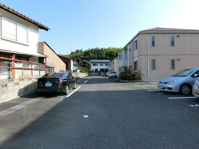 メロディハートC棟の駐車場