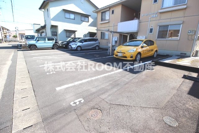 オーセンティック弐番館の駐車場