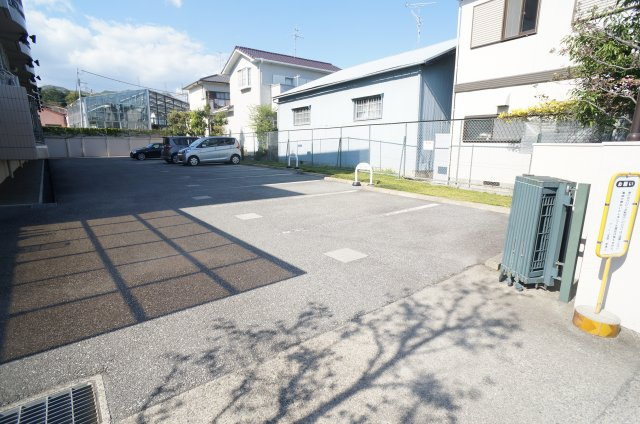 アッシュ宝塚の駐車場