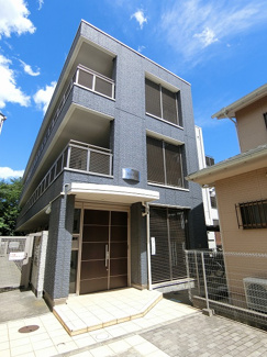 【外観】 | 南武線「宿河原」駅より徒歩6分！小田急線「登戸」駅も徒歩11分♪2駅2沿線利用可能で便利な立地の3階建てマンションです♪