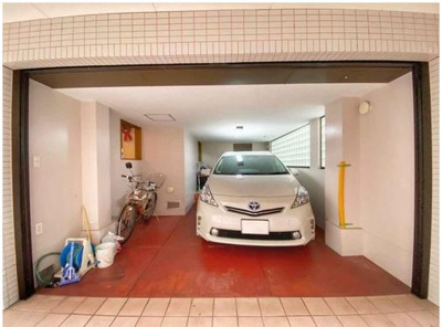 【駐車場】 | 長柄中2丁目中古戸建 | 屋根付き駐車場がいかに、良いかをご実感頂けると思います。