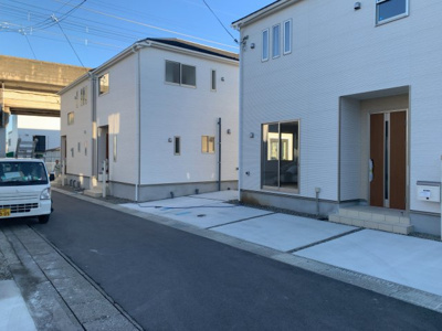 【外観】 | 大津市見世1丁目20　新築分譲 | 前面道路と隣の家の状況です。