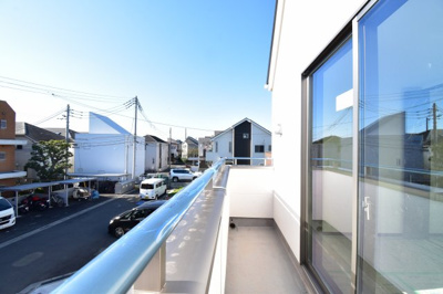 【展望】 | 府中市白糸台　新築戸建 | 景色を遮るものがないと、陽の光を長い時間浴びられます。空気も澄んでいるように感じますね。