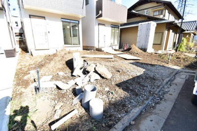 【駐車場】 | 府中市白糸台　新築戸建 | 玄関前の駐車スペースは買い物帰りで荷物が多くても楽ですね。前面道路も広いので車庫入れもしやすいです。
