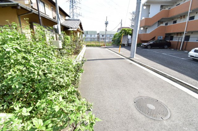 【前面道路含む現地写真】 | 府中市白糸台　新築戸建 | 前面道路は閑静な住宅地の通りとなるため、車通りは多くありません。 安心して車庫入れ可能。