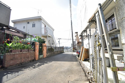 【前面道路含む現地写真】 | 調布市下石原第6 | 最寄り駅徒歩10分の立地ながら、エントランス前面は車通りも少なく、お子様の通学も安心です。