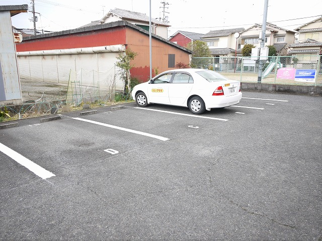 ロイヤルハイツしきⅡ番館の駐車場|カースペースがあります