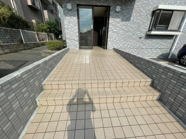 エクセル本郷のエントランス