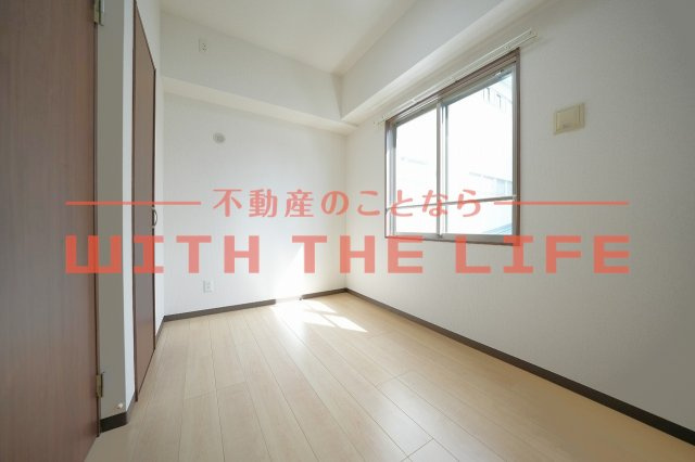 あきない通り西原【キャッシュバック対象物件】の洋室|明るい洋室です