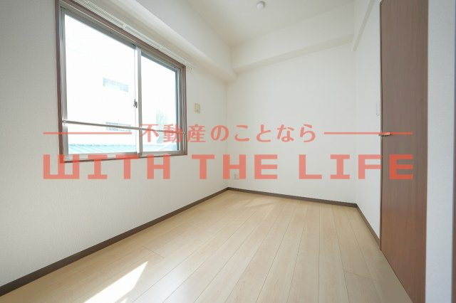 あきない通り西原【キャッシュバック対象物件】の洋室|明るい洋室です