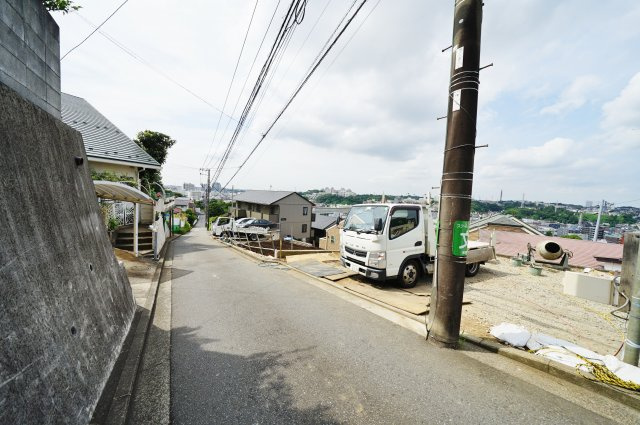和田町駅徒歩９分！ＬＤＫ１８帖の４ＬＤＫ。高台につき眺望良好♪保土ヶ谷区峰岡町3丁目　全４棟新築戸建ての前面道路含む現地写真
