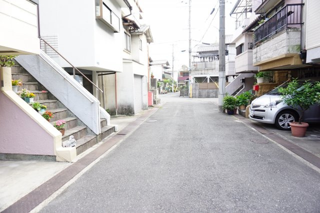 中古戸建　大東市灰塚4丁目（昭和53年築）の前面道路含む現地写真
