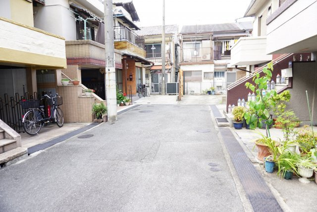 中古戸建　大東市灰塚4丁目（昭和53年築）の前面道路含む現地写真