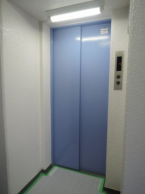 【その他共用部分】 | グレイス狩場 | お買い物時やベビーカーの出し入れに便利なエレベーター付です。