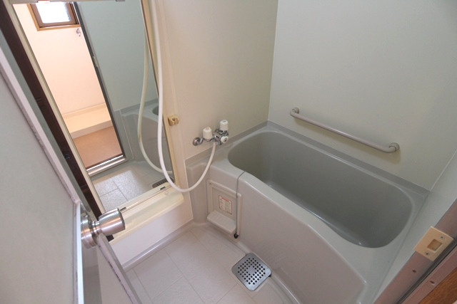 コーポラス青柳【キャッシュバック対象物件】の浴室|コンパクトで使いやすいお風呂です