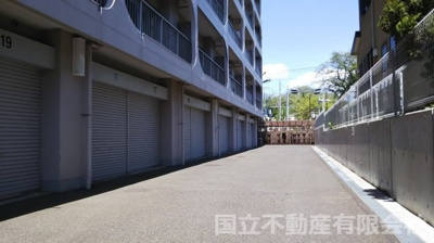 【駐車場】 | 日商岩井国立マンション | 専用駐車場
嬉しいシャッター付きで、大事なお車も汚れません。
お車が無い方は、収納スペースとしてお使い下さい。