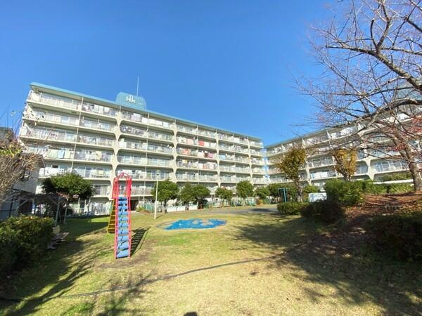 鶴見スカイハイツＢ棟（鶴見区元宮1丁目）の外観|外はこのようになっています　公園が目の前にあり子育て環境良好です