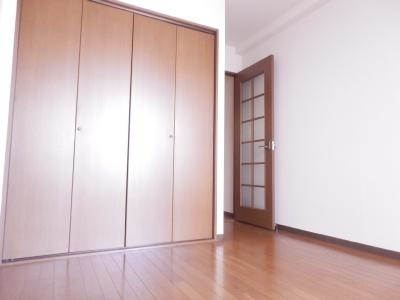 サンシャイン烏丸の洋室