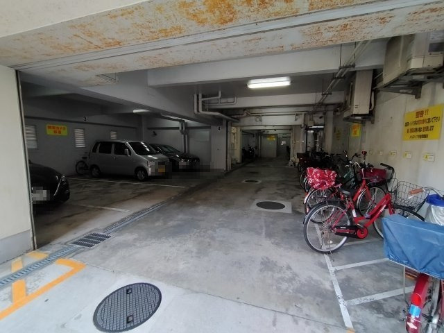メトロハイツ今里の駐車場|屋根付駐車場と駐輪場です。