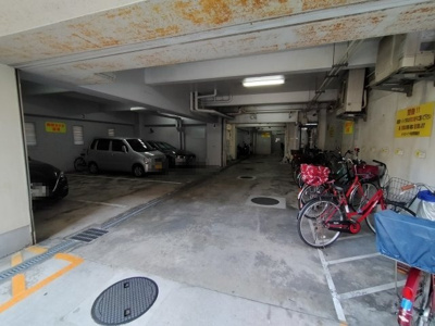 【駐車場】 | メトロハイツ今里 | 屋根付駐車場と駐輪場です。