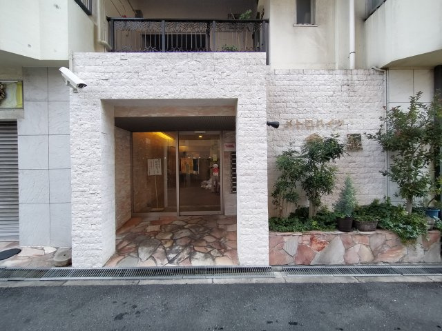 メトロハイツ今里のエントランス|築年数を感じさせないオシャレなエントランスです。
入口には防犯カメラもついており安心です。