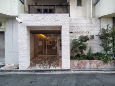 【エントランス】 | メトロハイツ今里 | 築年数を感じさせないオシャレなエントランスです。
入口には防犯カメラもついており安心です。