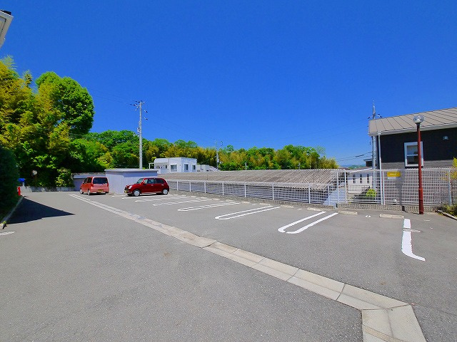アルバⅡの駐車場|車をお持ちの方に嬉しい駐車場付きの物件です