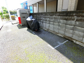 【その他共用部分】 | 敷地内にバイク置き場を完備しています！バイクをお持ちの方にオススメです♪