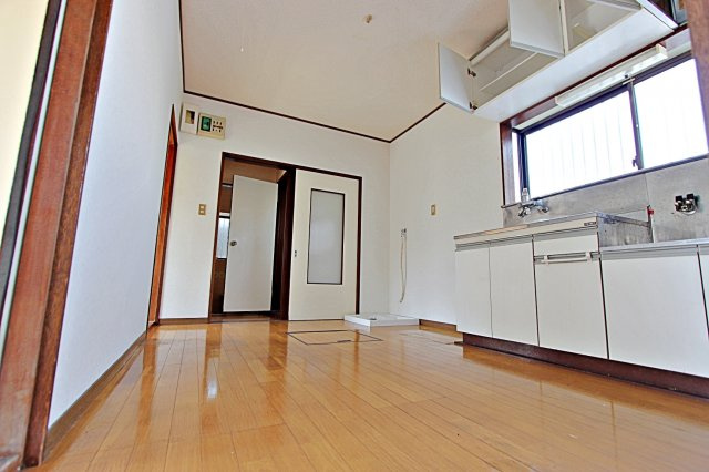 6丁目一戸建の居間・リビング|明るいキッチンです