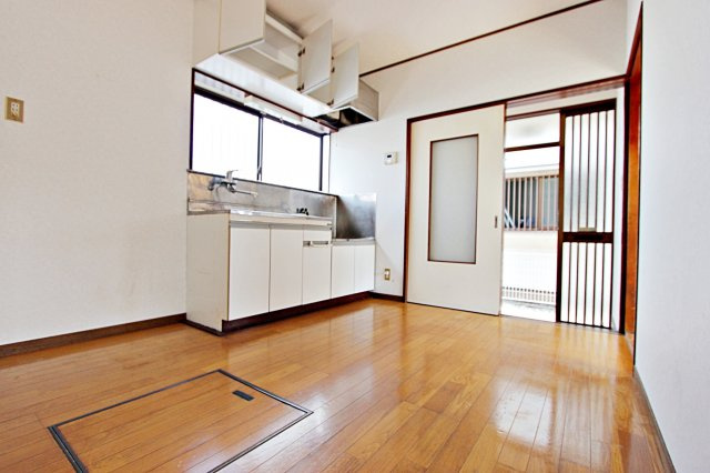 6丁目一戸建の居間・リビング|浴室側から見たリビング