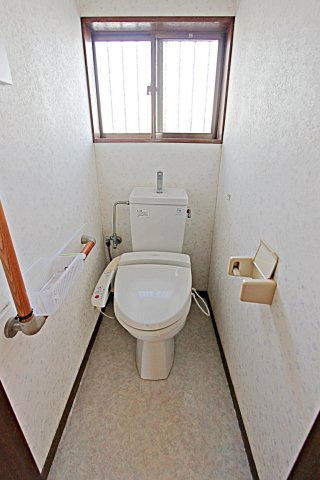6丁目一戸建のトイレ|温水洗浄便座トイレ
