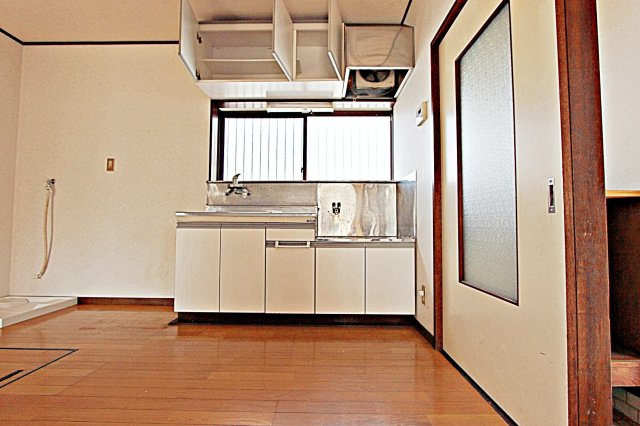 6丁目一戸建のキッチン|シンクと吊戸棚
