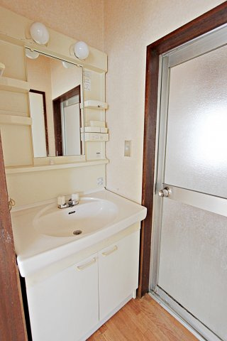 6丁目一戸建の独立洗面台|洗面台と脱衣所