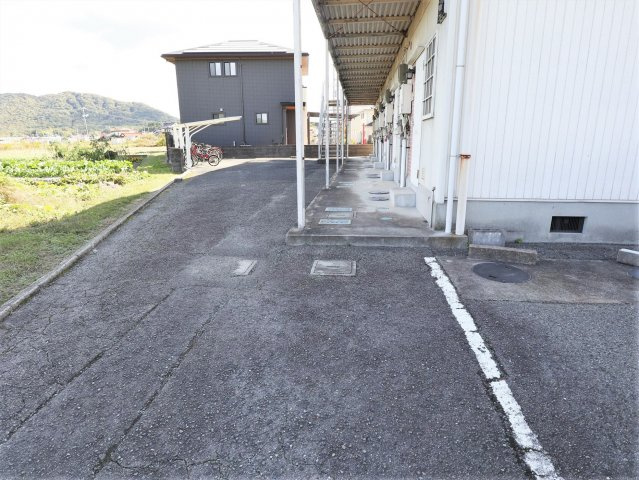 アビタション西条の駐車場