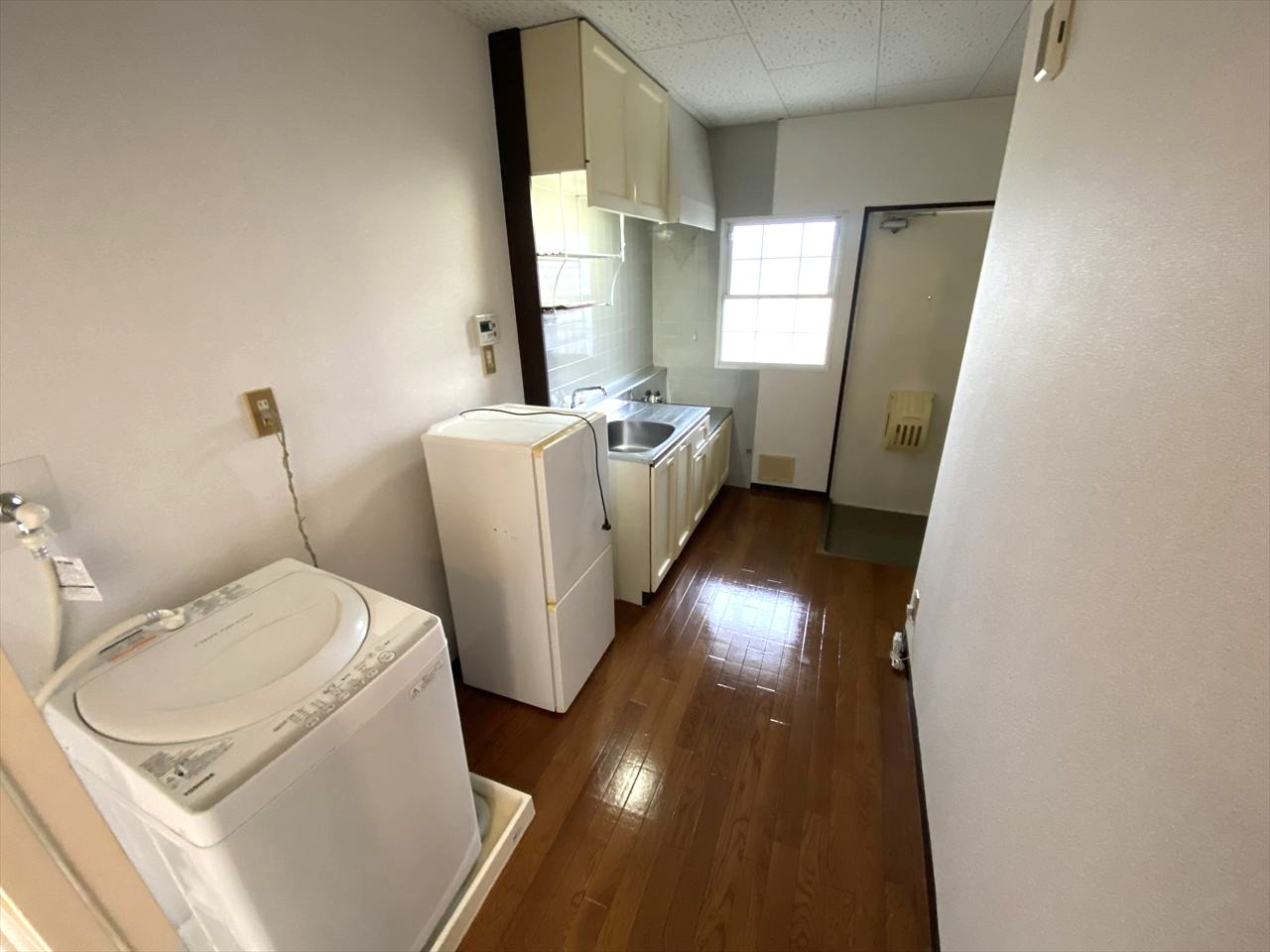 アビタション西条の洋室