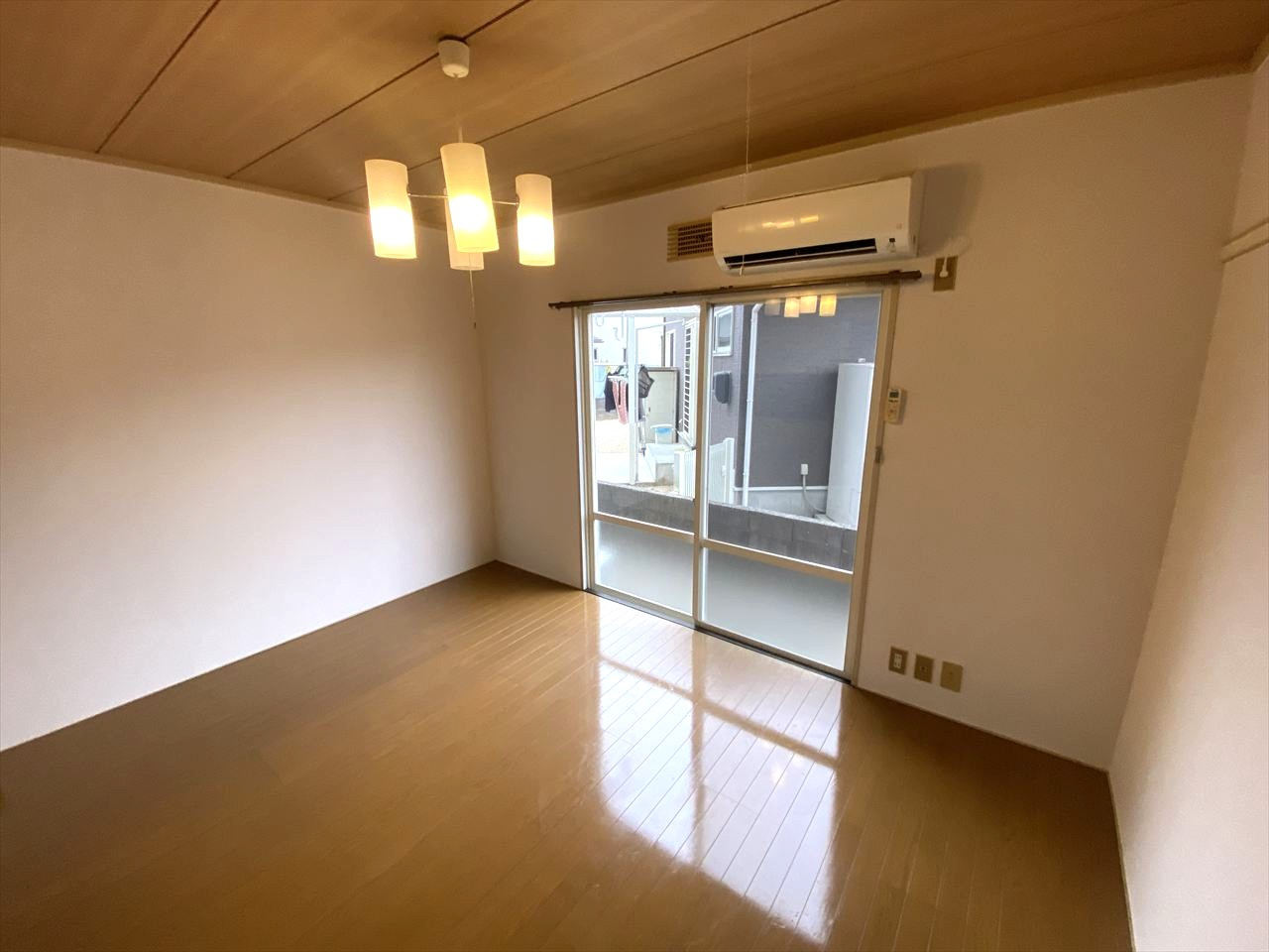 アビタション西条の洋室