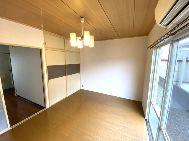 アビタション西条の洋室