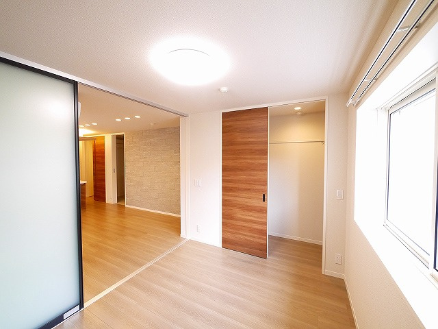 ライムストーン新大宮の寝室|落ち着いた色調の寝室です