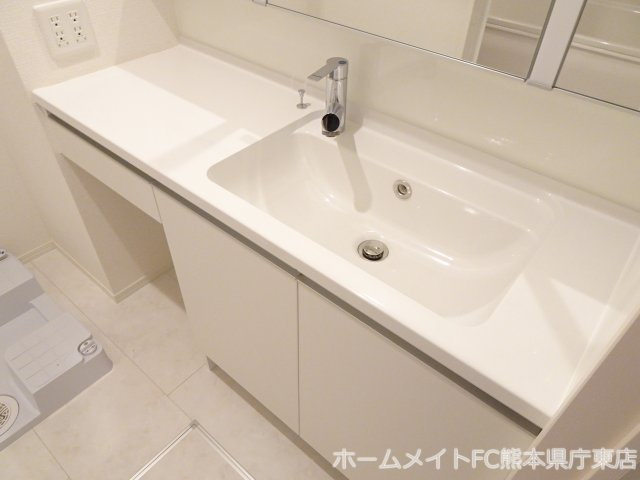 熊本市東区尾ノ上１丁目のアパートの独立洗面台
