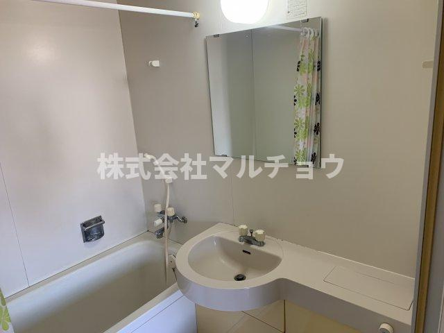 谷口ビルの洗面所|ゆったりとスペースのある洗面所