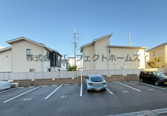 アートプラザ枚方の駐車場|車をお持ちの方に嬉しい駐車場付きの物件です