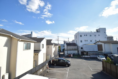 【展望】 | 東大和市南街１丁目　中古戸建 | 景色を遮るものがないと、陽の光を長い時間浴びられます。空気も澄んでいるように感じますね。