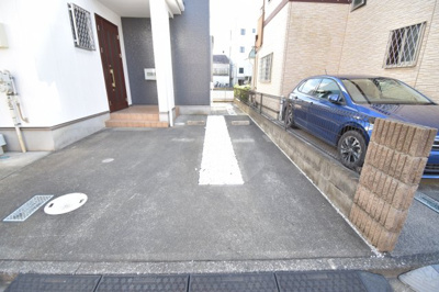 【駐車場】 | 東大和市南街１丁目　中古戸建 | 玄関横の駐車スペースは買い物帰りで荷物が多くても楽ですね。前面道路も広いので車庫入れもしやすいです。